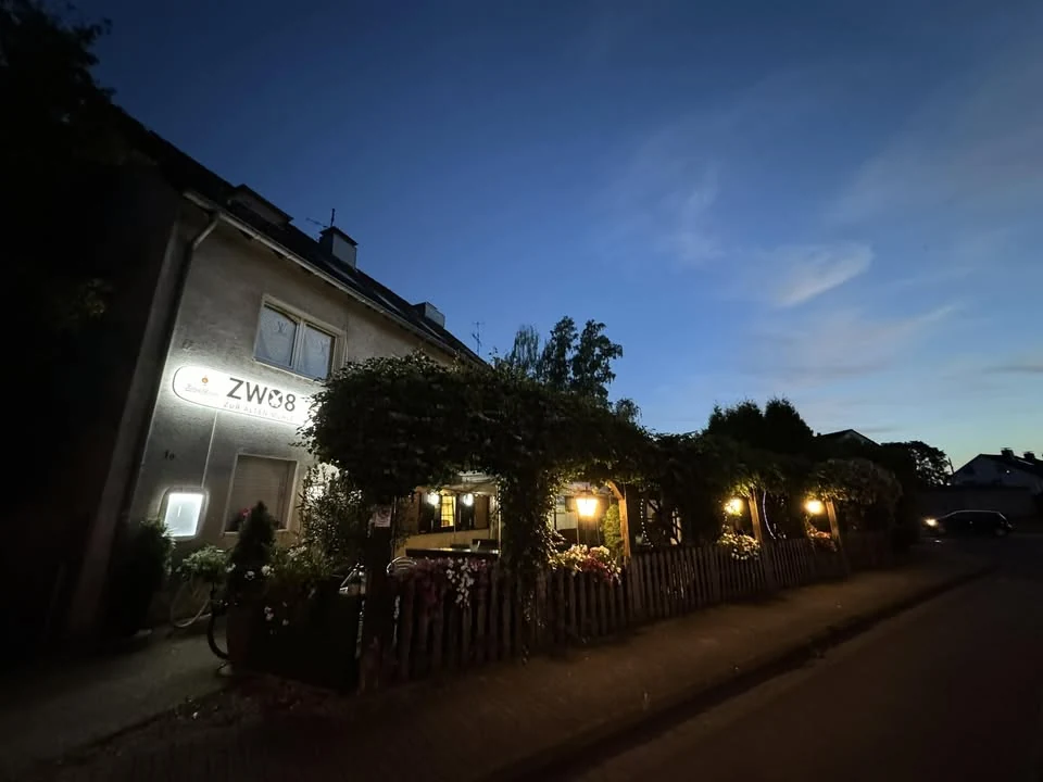 Eingang des ZWO8 Zur alten Mühle am Abend